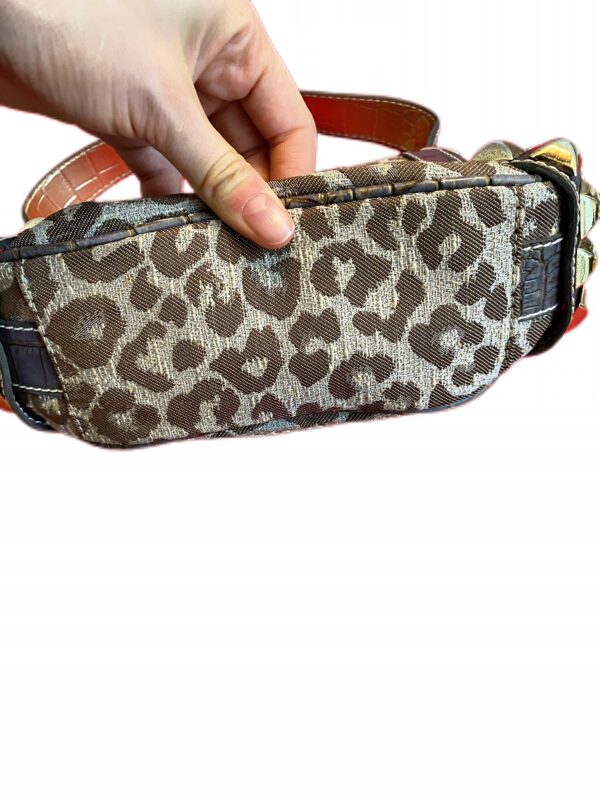 A bold leopard print Guess bag - Image 5